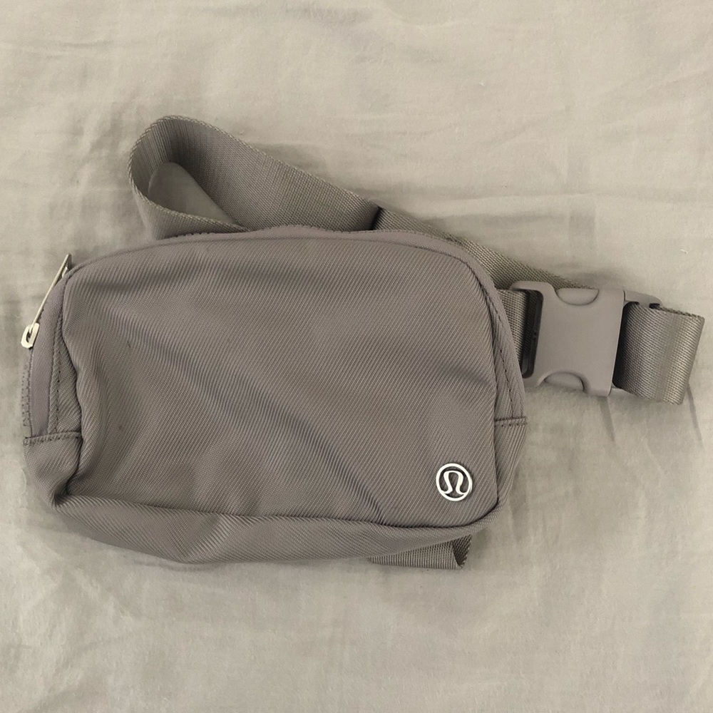 Everywhere Belt Bag in Dark Chrome